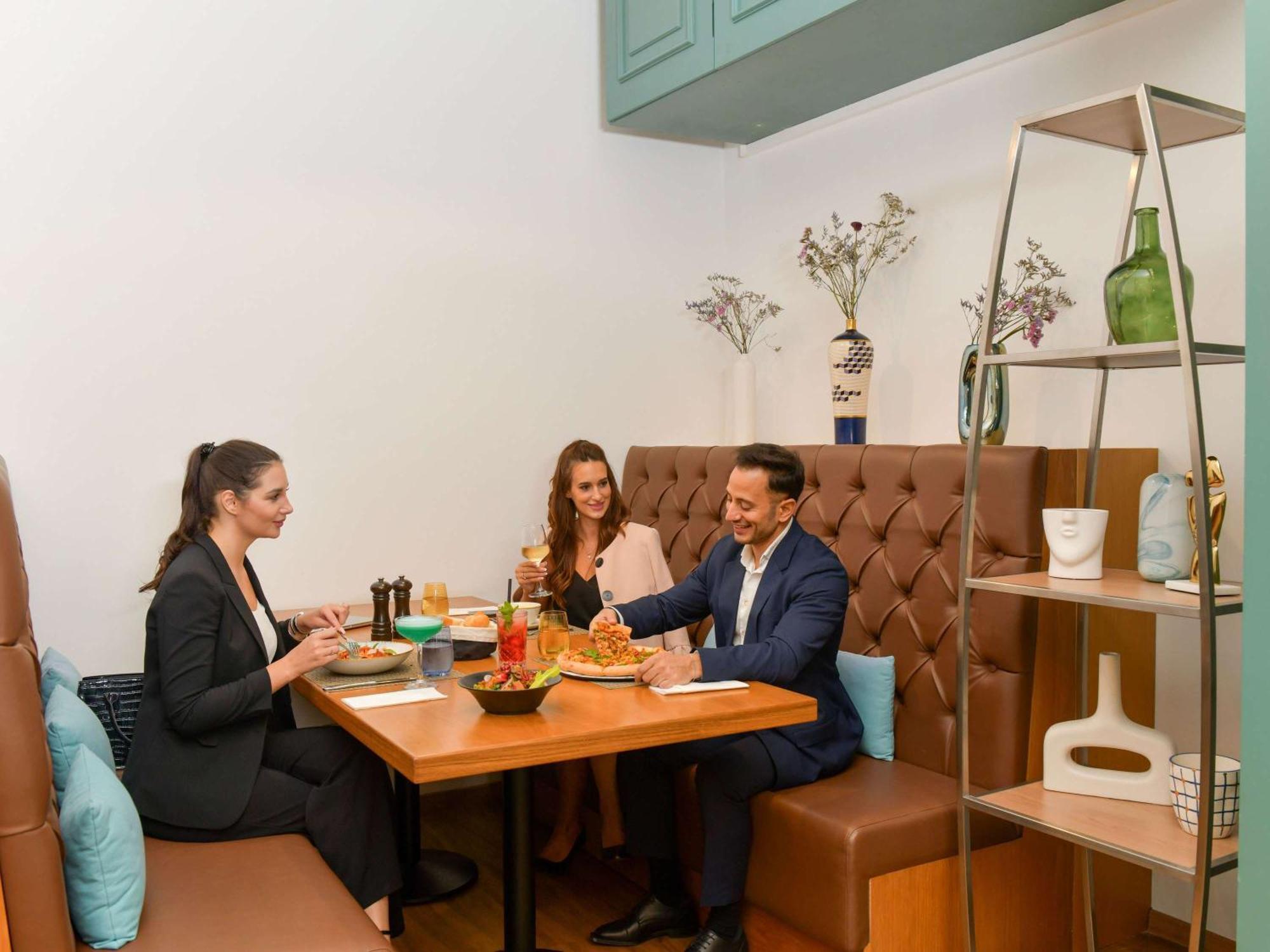 Ibis Doha Hotell Exteriör bild